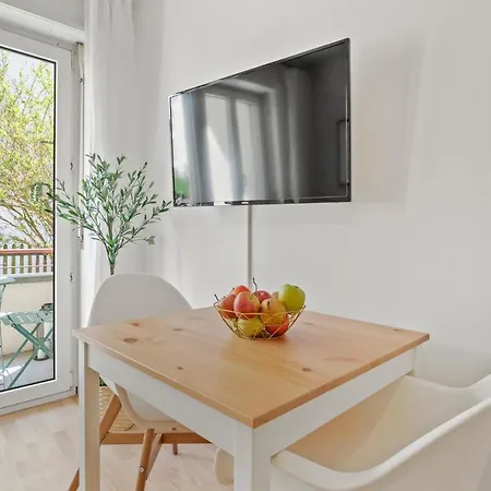 Апартаменти Close To & Balcony 1 Bdr Wollishofen Self Check In *