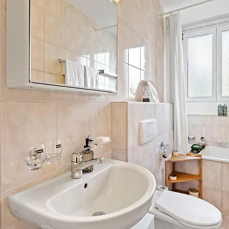Close To & Balcony 1 Bdr Wollishofen Self Check In 아파트