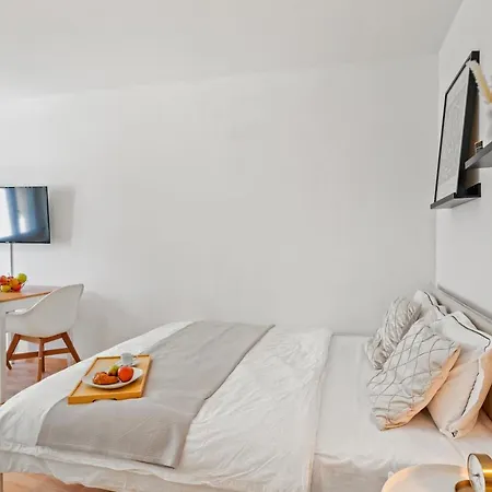 Close To & Balcony 1 Bdr Wollishofen Self Check In Apartment